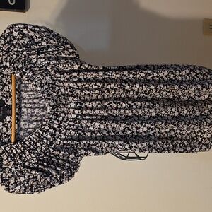 Style & Co Black and White Floral Top Womens Size Small (Jennifer # 21)